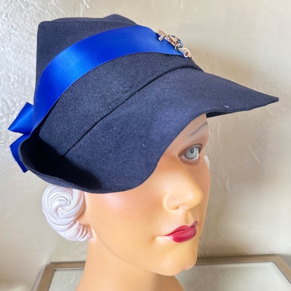 CLASSIC 1930s' NAVY CLOCHE WITH ROYAL BLUE BAND/BOW + JEWEL BROOCH - Picture 2 of 15